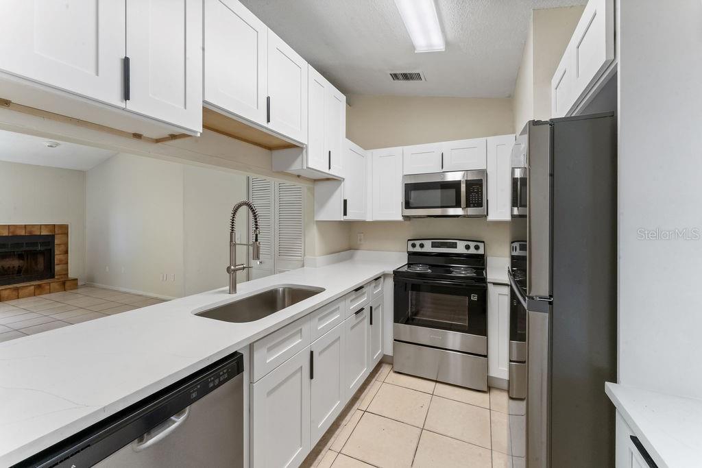 918 OTTO VILLA PLACE UNIT 9, TAMPA, FL — photo 3 of 15