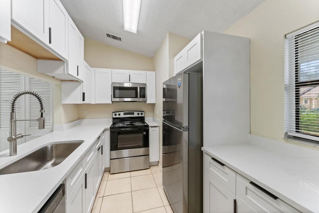 918 OTTO VILLA PLACE UNIT 9, TAMPA, FL — photo 4 of 15