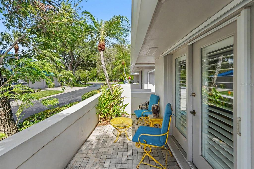 An open-concept living room and kitchen featuring a fireplace, hardwood floors, and white cabinetry — 1683 WATERMARK CIRCLE NE, ST PETERSBURG, FL