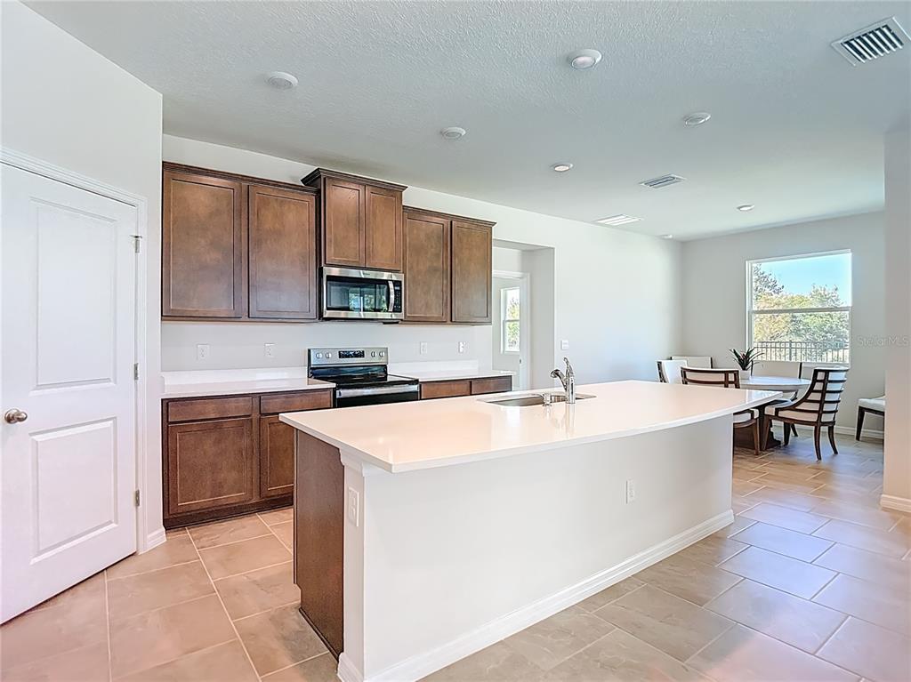 10471 BRIDGEGATE HEIGHTS LOOP, SAN ANTONIO, FL — photo 3 of 30