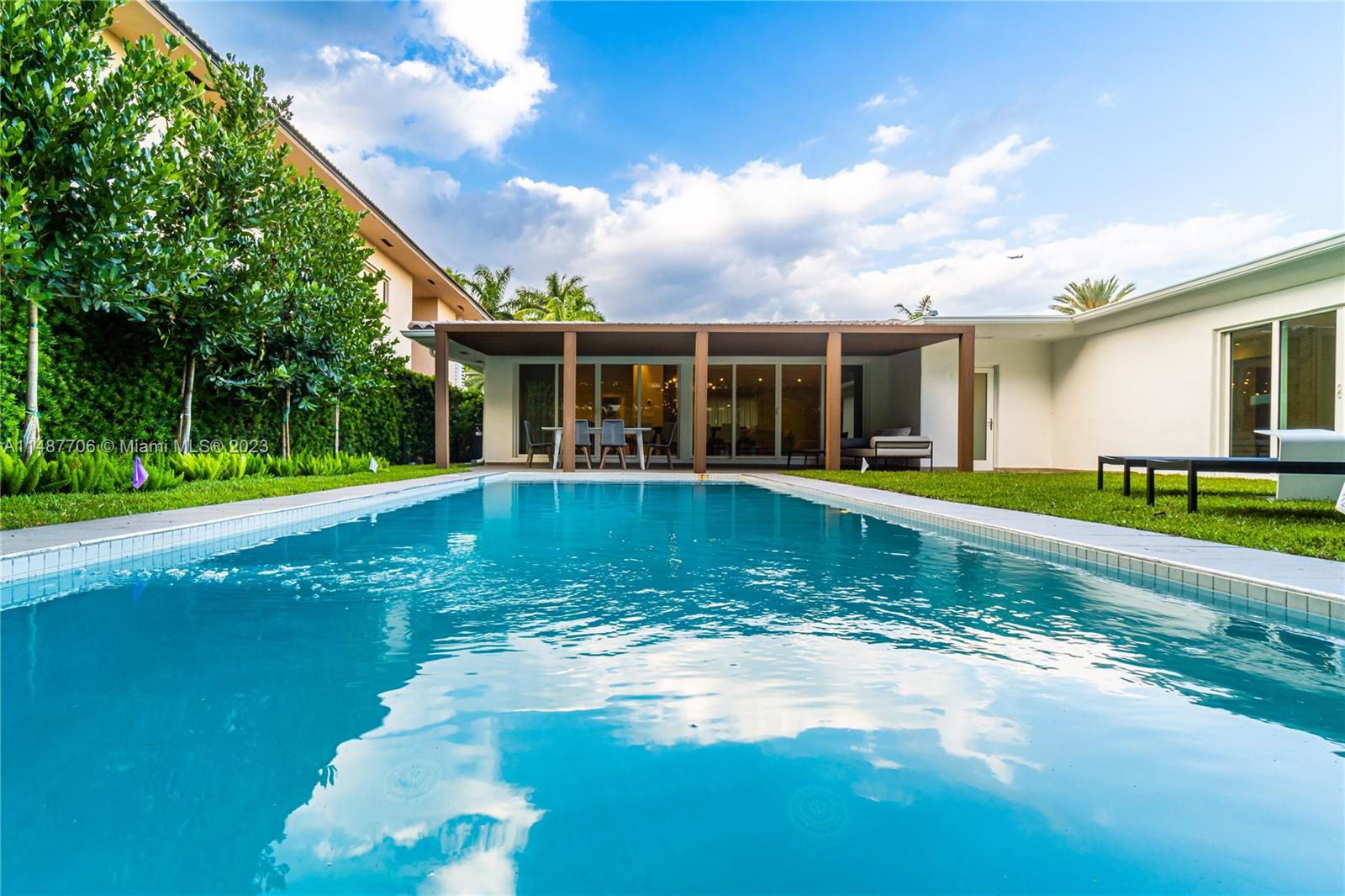 1030 N Venetian Dr, Miami FL 33139