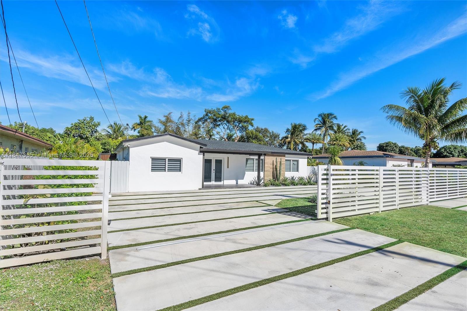 225 NE 150th St, Miami FL 33161