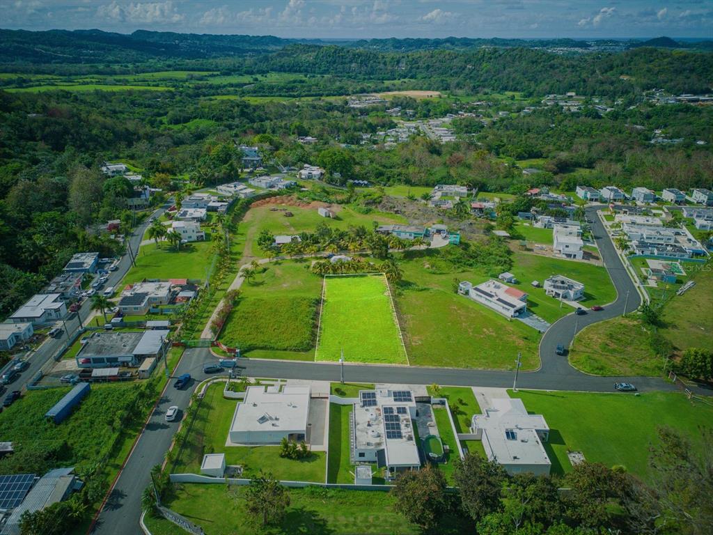 An aerial view shows a vacant rectangular plot of land surrounded by residential houses — E-2 S CALLE REINA MORA, TOA ALTA, PR