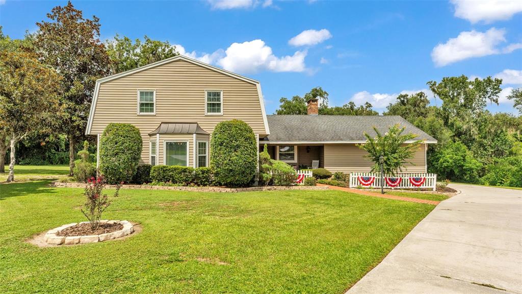 512 WATER OAK COURT