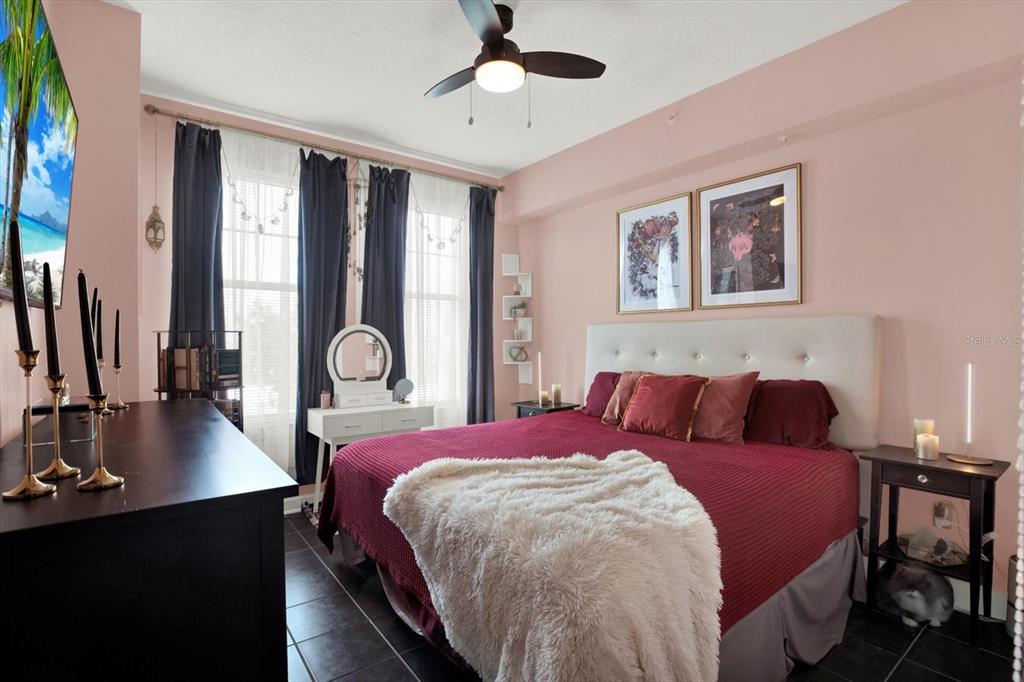 A home office with a daybed, desk, and large windows overlooking a city view — 345 BAYSHORE BOULEVARD UNIT 310, TAMPA, FL