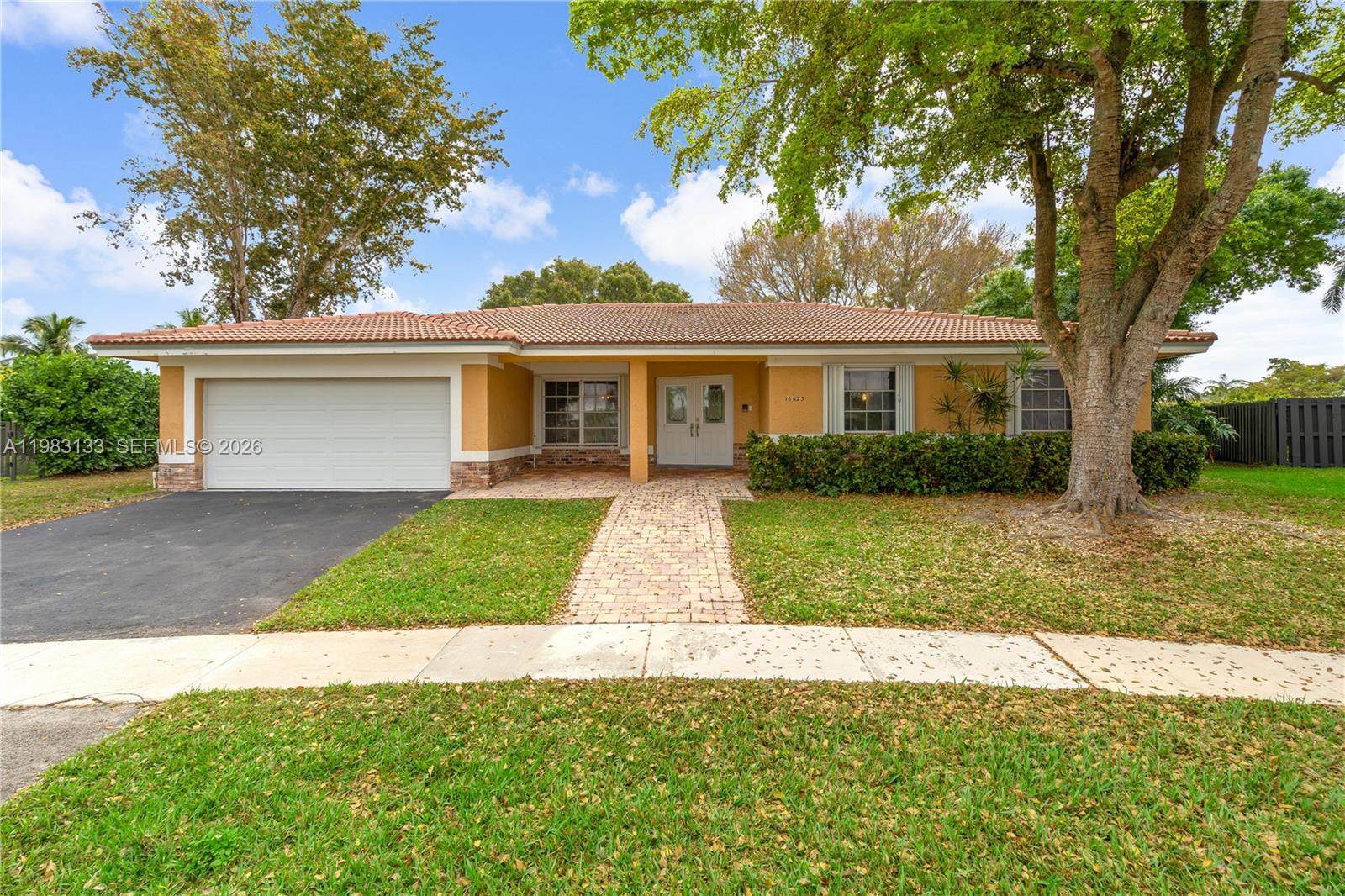 16623 Waters Edge Dr, Weston FL 33326