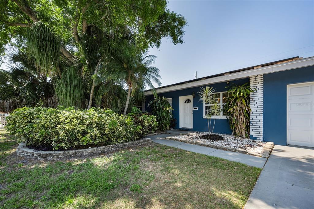 1349 REGINA DRIVE W