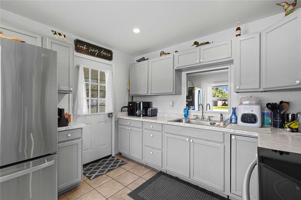 1056 CR 463, LAKE PANASOFFKEE, FL — photo 4 of 30