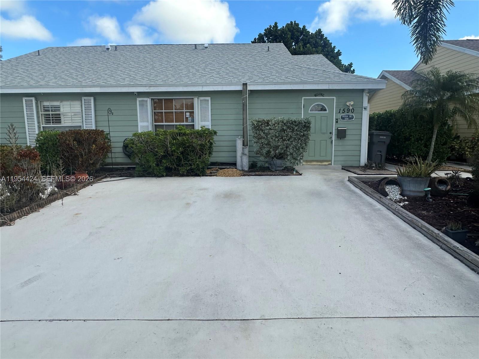 1590 Royal Forest Ct, West Palm Beach FL 33406