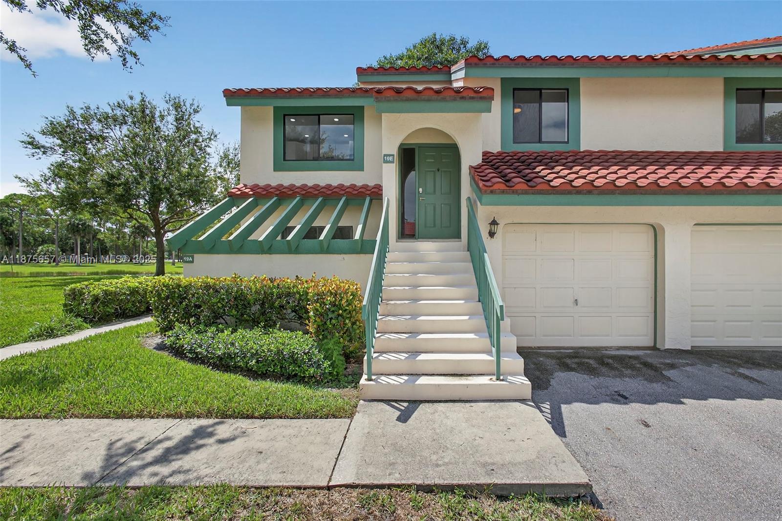19 W Lexington Ln W, Palm Beach Gardens FL 33418
