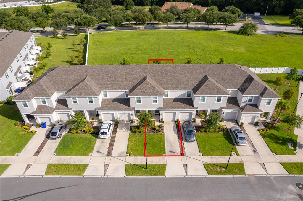 An aerial view shows a row of townhouses with a red outline highlighting one unit — 4470 CALVARY WAY, ST CLOUD, FL