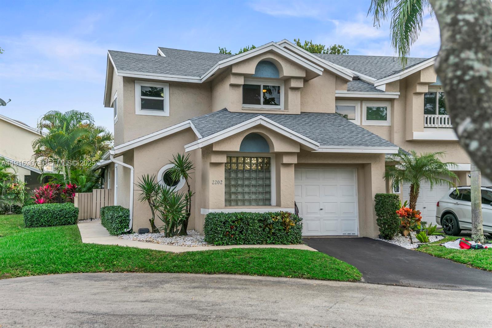 2202 W Discovery Cir W, Deerfield Beach FL 33442