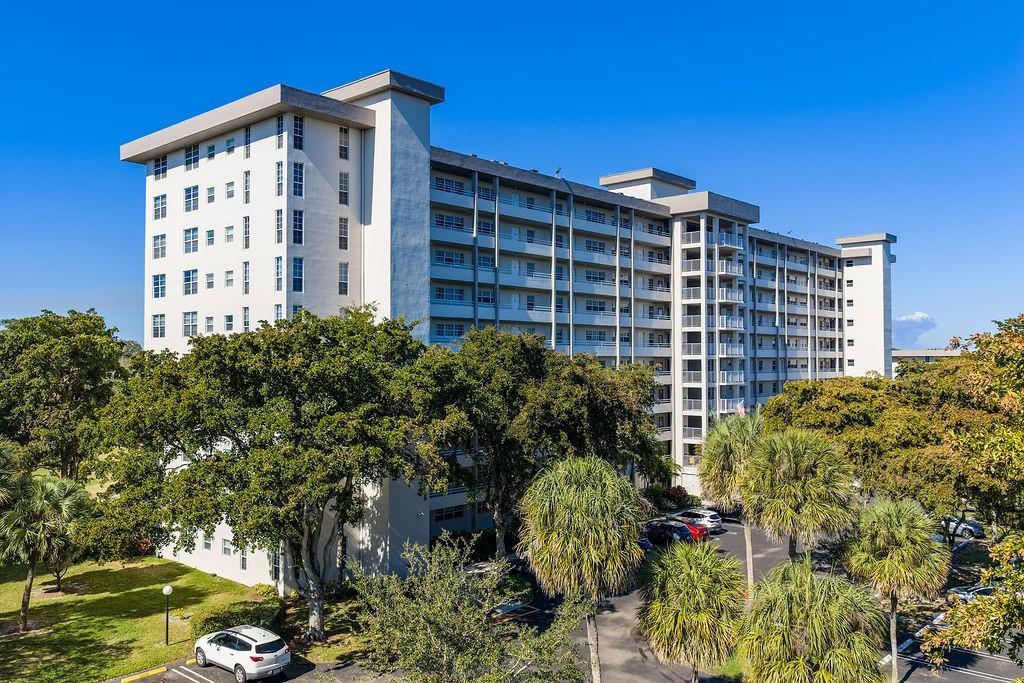 575 Oaks Lane # 1002, Pompano Beach FL 33069