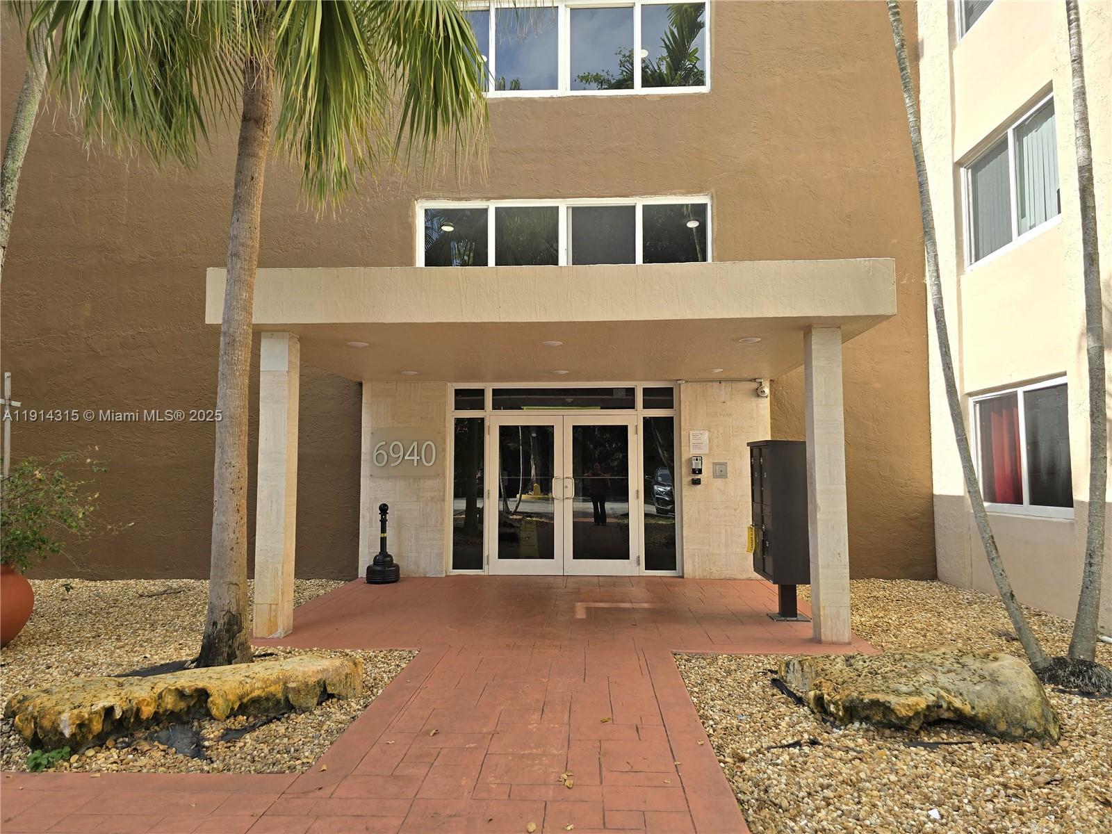6940 Miami Gardens Dr # 319, Hialeah FL 33015