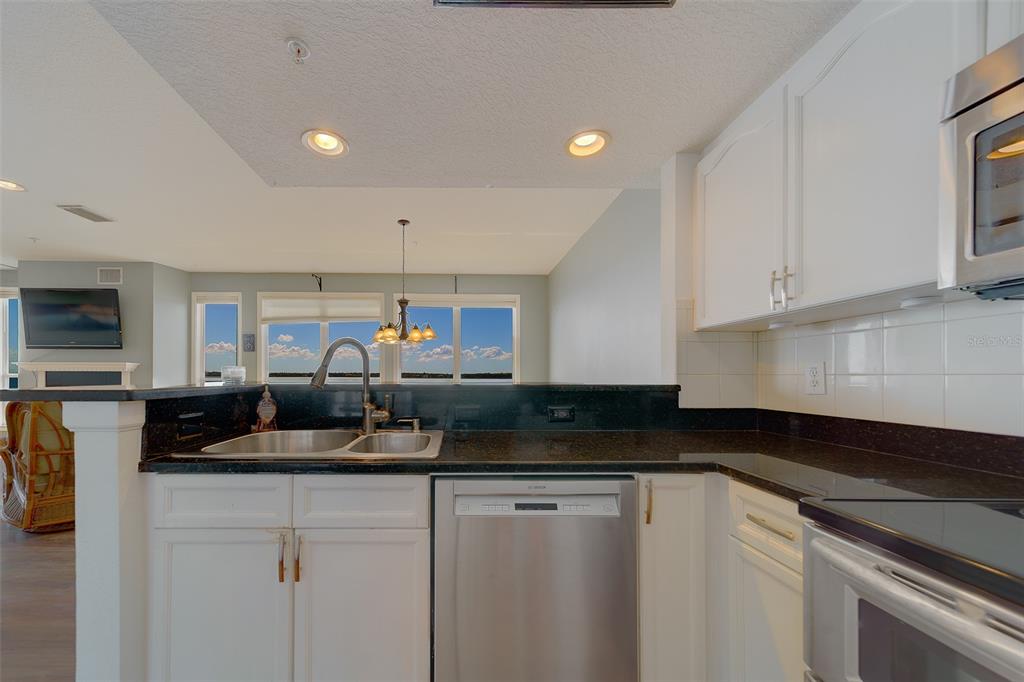 138 BRENT CIRCLE, OLDSMAR, FL — photo 4 of 30