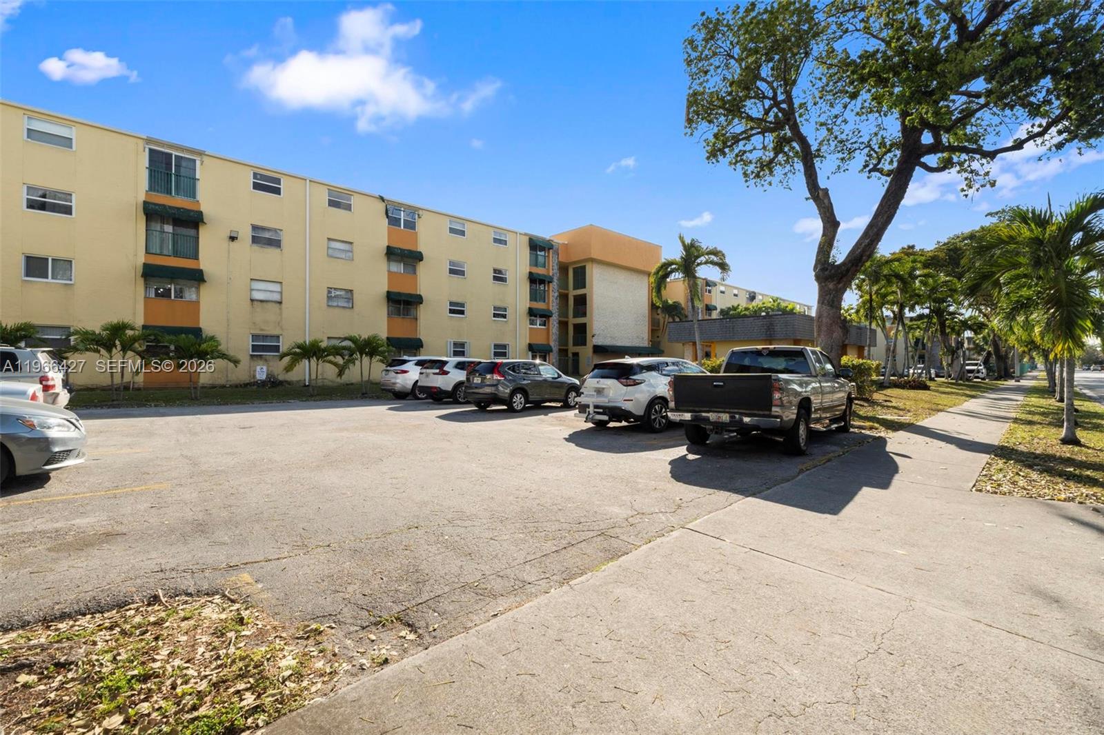 606 W 81st St # 302, Hialeah FL 33014