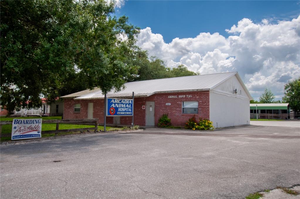A single-story brick and white building serves as an animal hospital with a parking lot — 2865 SE HIGHWAY 31, ARCADIA, FL