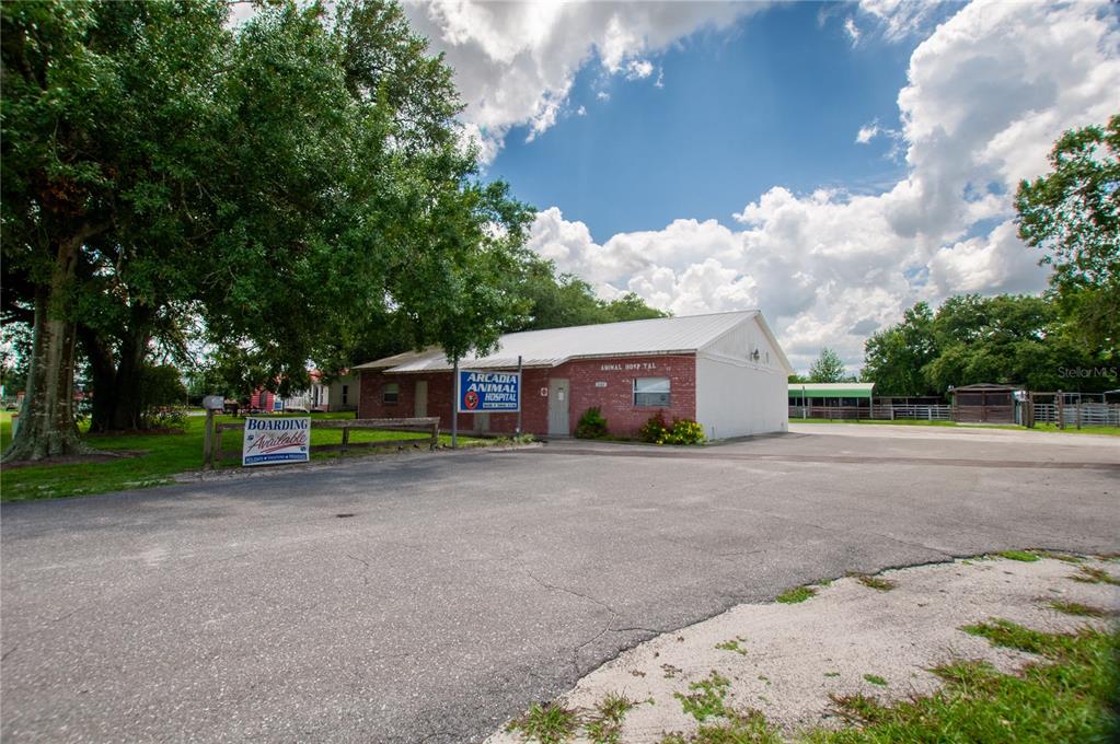 A brick animal hospital building sits on a paved lot with a large shade tree — 2865 SE HIGHWAY 31, ARCADIA, FL
